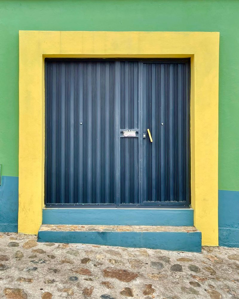 7 Easy Paint Updates For A More Welcoming Entryway - Decor Hint Door Frame Color Pop