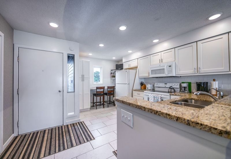 10 Kitchens In Michigan Lake Homes That Might Make The View The Star - Decor Hint Petoskey Bay Kitchen