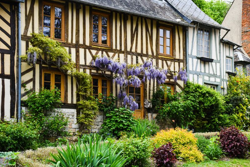 18 Home Upgrades That Could Make A Big Impression For Less - Decor Hint Simple Landscaping: Plants, mulch, and edging