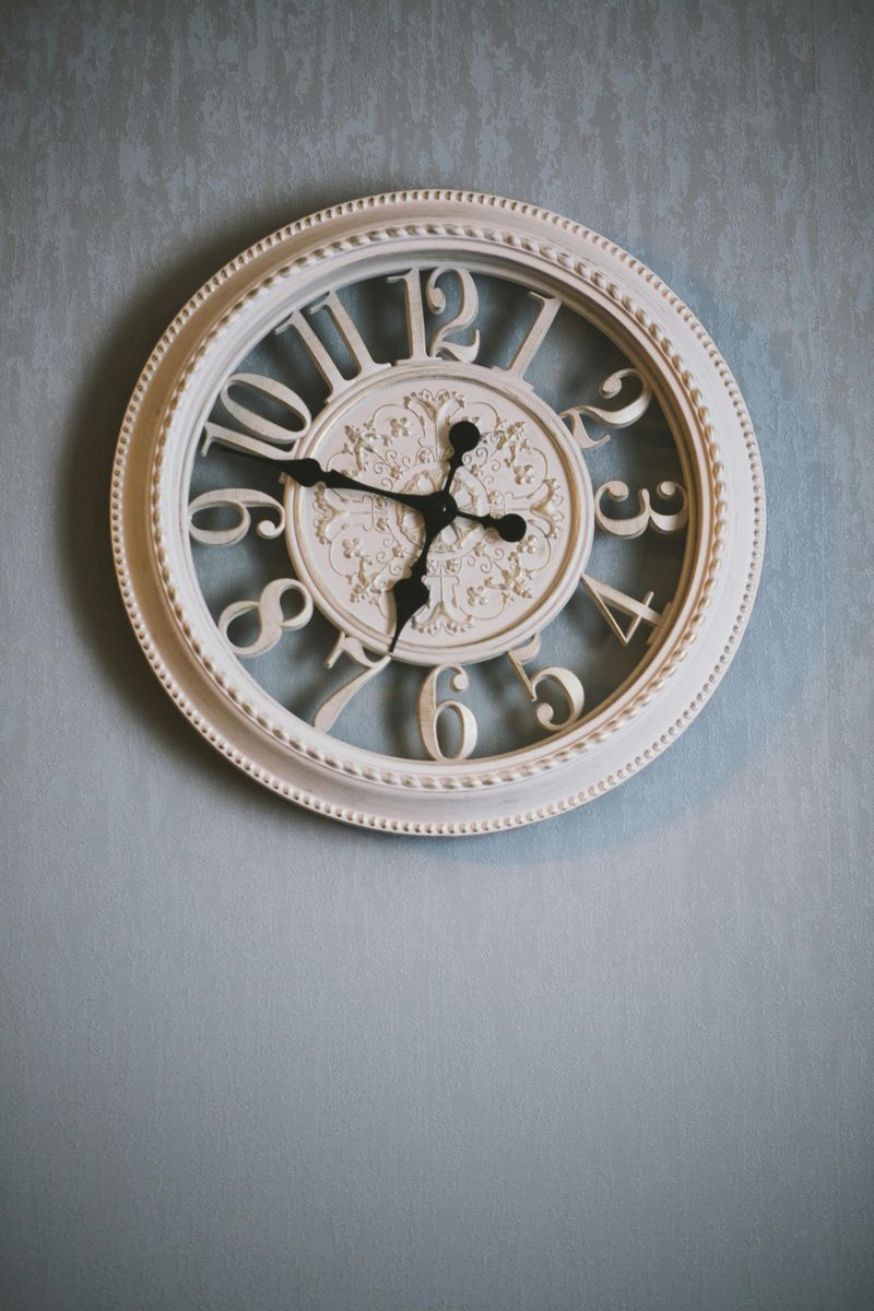 20 Decorations That Can Make Your Home Feel Classier - Decor Hint Classic Clock