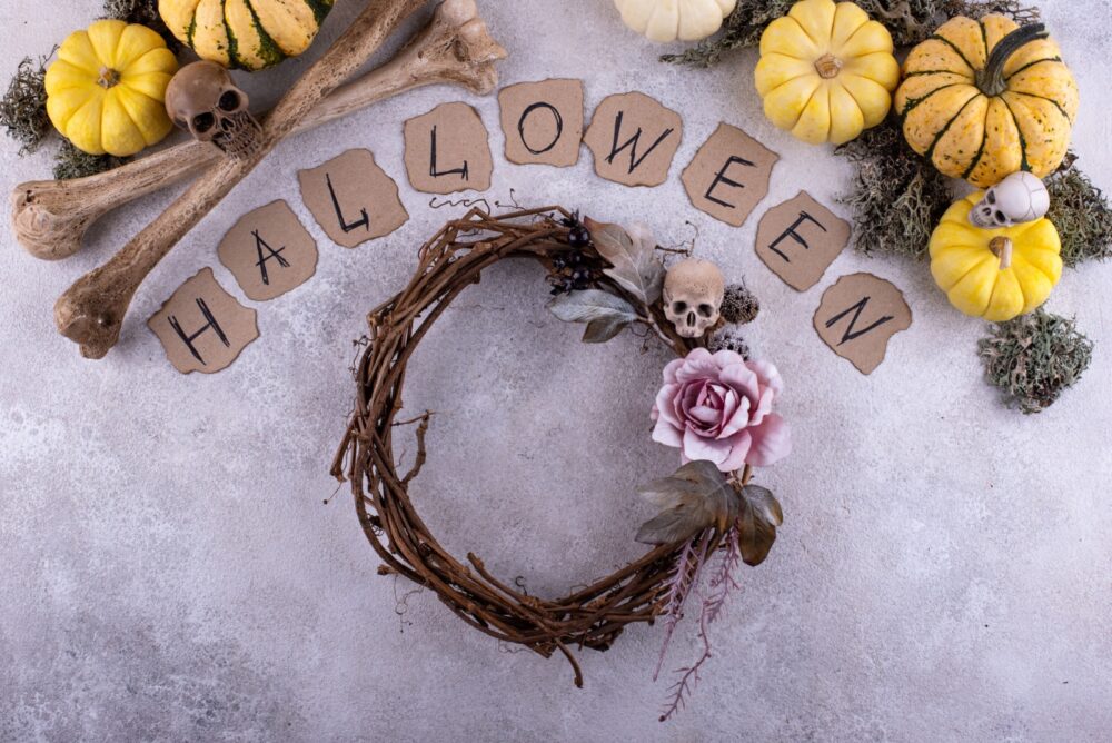 Simple Halloween Decorations That Work In Small Apartments - Decor Hint Compact Wreaths With Autumn Accents 1 - Decor Hint