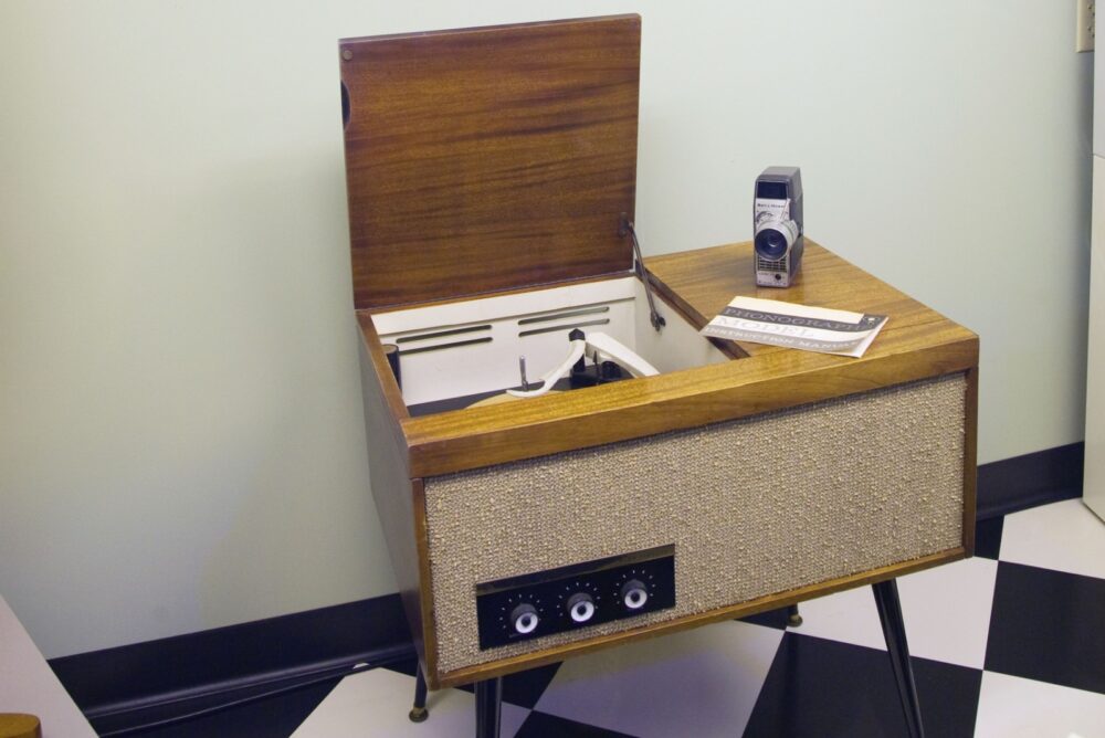 Console Stereos 1 - Decor Hint