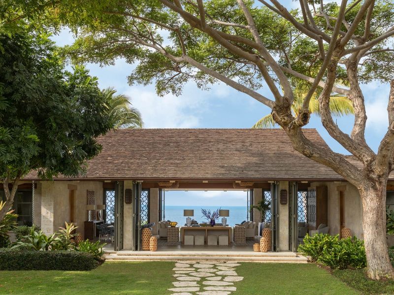 9 Hawaii Coastal Homes With Breezy Island Charm - Decor Hint Lava Stone And Cedar Hideaway