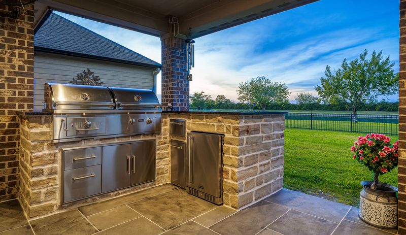 Texas Outdoor Spaces That Bring The Comfort Of Home Outside - Decor Hint Outdoor Kitchens Worth Drooling Over
