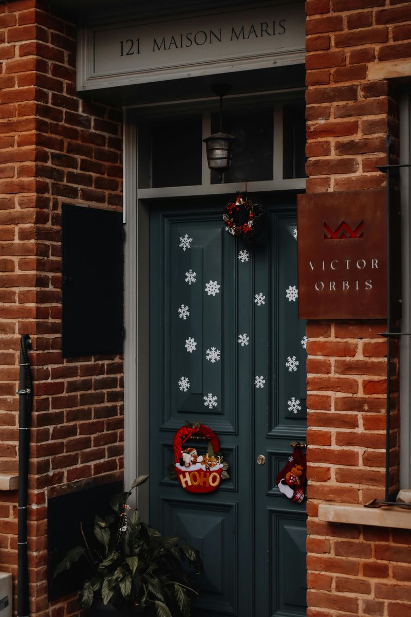 8 Seasonal Porch Swaps That Can Make Homes Feel Fresh Again - Decor Hint Door Décor That Delights