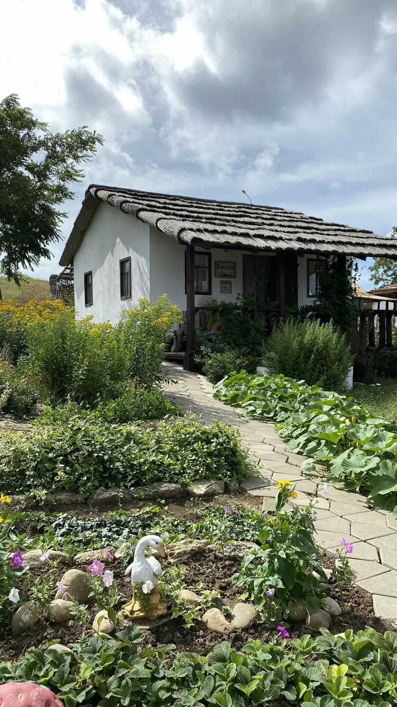 8 Landscaping Mistakes That May Make Buyers Think Twice - Decor Hint Poorly Maintained Walkways