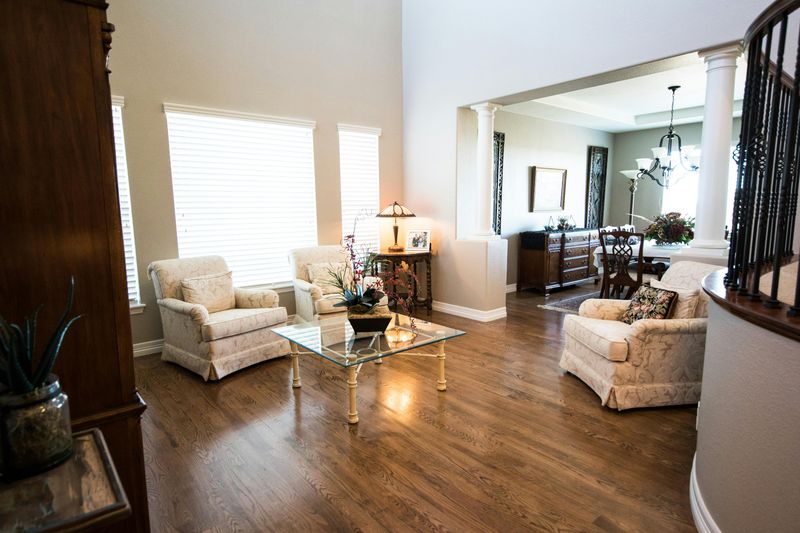12 Interior Trends That May Sacrifice Comfort For Style - Decor Hint Glass Coffee Tables With Harsh Corners
