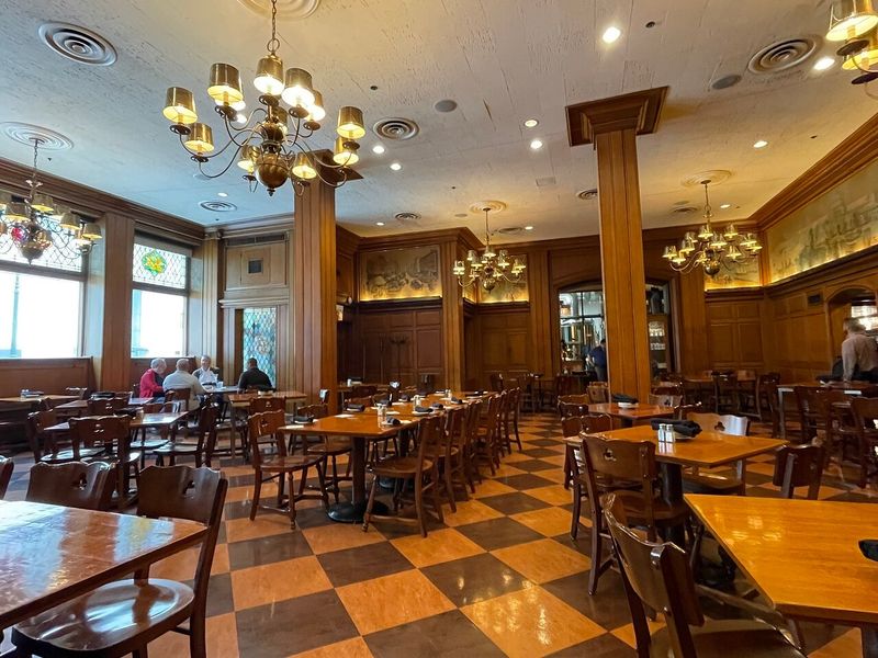 11 Classic Illinois Restaurants Seniors Can't Get Enough Of - Decor Hint The Berghoff