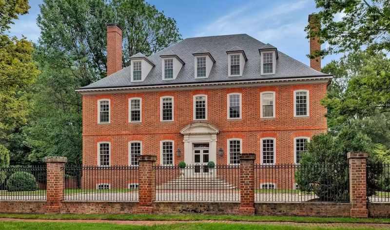 8 Rarely Seen Photos Of Stylish 1930s Homes Across The USA - Decor Hint Richmond's Stately Colonial Revival