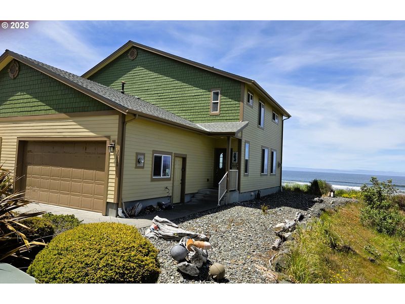 12 Oregon Coastal Homes With Breezy Timeless Style - Decor Hint Gold Beach Villa