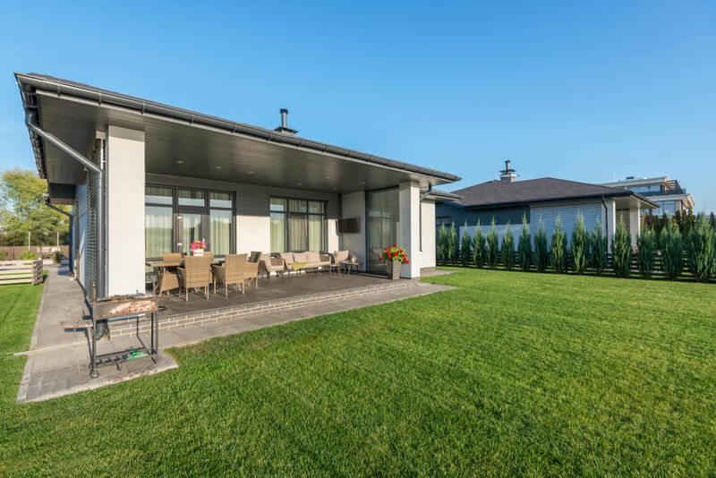 Details That Can Help A Yard Look Well-Maintained - Decor Hint Crisp Edge Lines Along Walkways