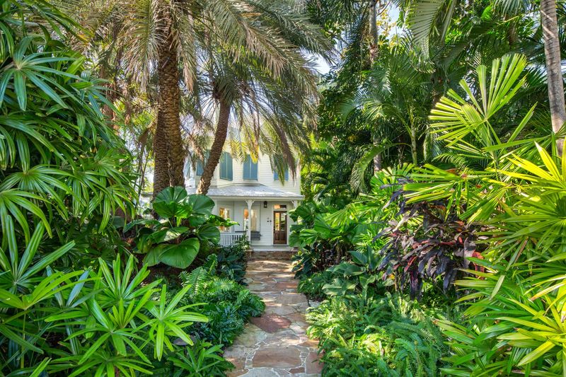 12 Key West Cottages With Tropical Charm That Buyers Love - Decor Hint Garden Cottage Gems