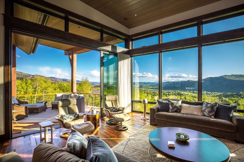 Glass-Walled Panoramic Sanctuary