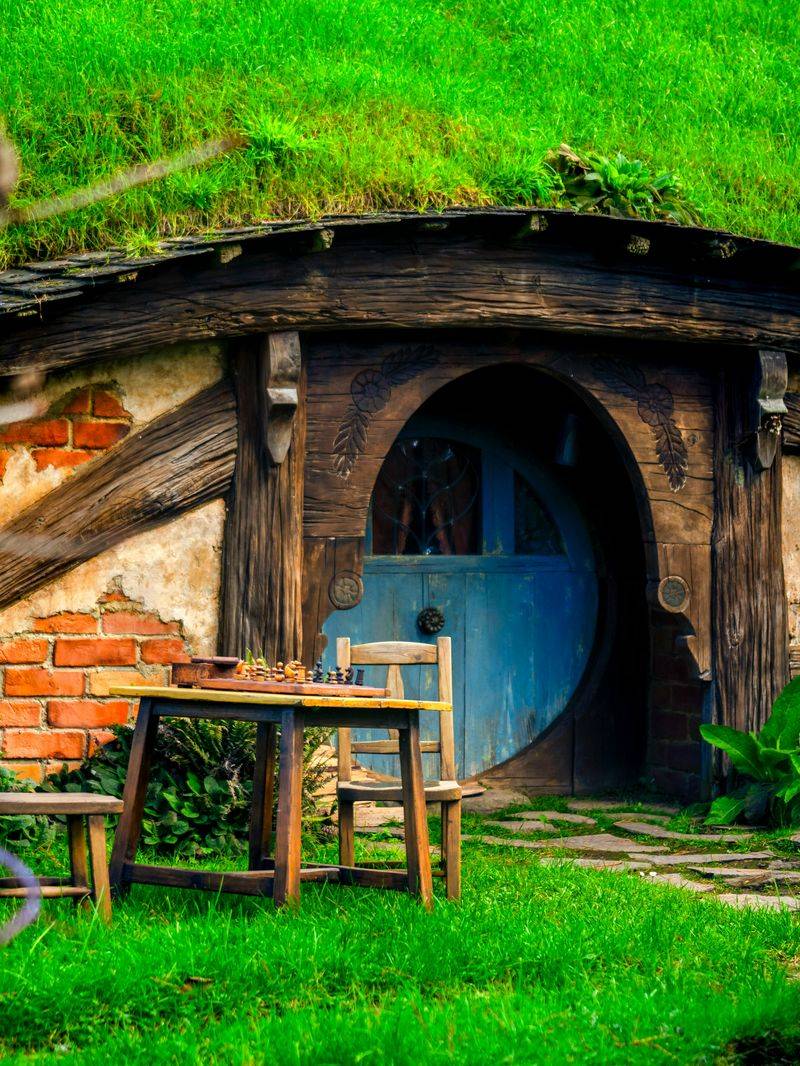 14 Hobbit-Style Homes That Could Inspire Unique Design Ideas - Decor Hint Small Cottage Retreats