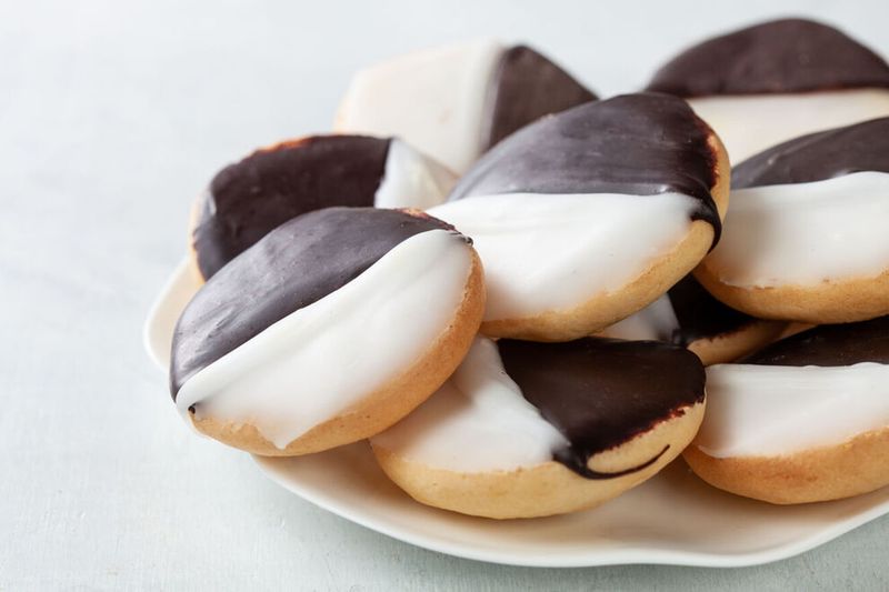 10 Iconic New York Dishes That Only '80s Kids Would Stand Behind - Decor Hint Black And White Cookies