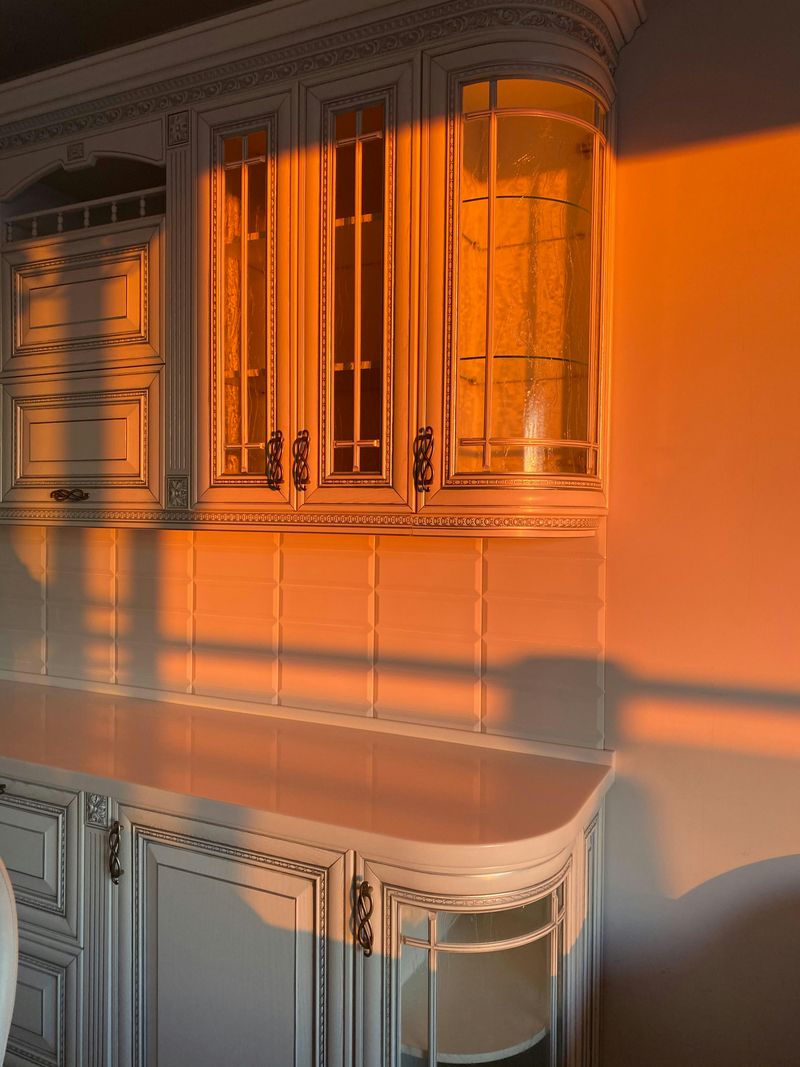 Experts Spot 11 Traditional Kitchens That Could Become The Next Big Thing - Decor Hint Glass-Front Cabinets