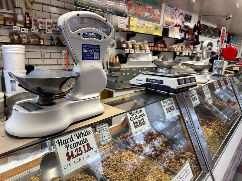 8 Nostalgic Ohio Candies That Take You Back In Time - Decor Hint Heggy's Chocolates