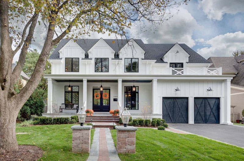 7 Suburban Illinois Homes Perfectly Blending Classic Charm & Modern Style - Decor Hint Naperville Farmhouse With Industrial Accents