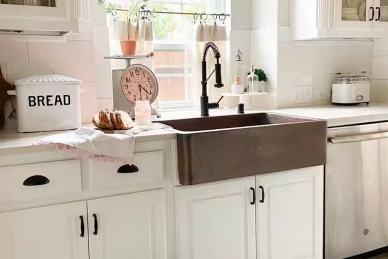 Vintage Farmhouse Sinks With Updated Fixtures
