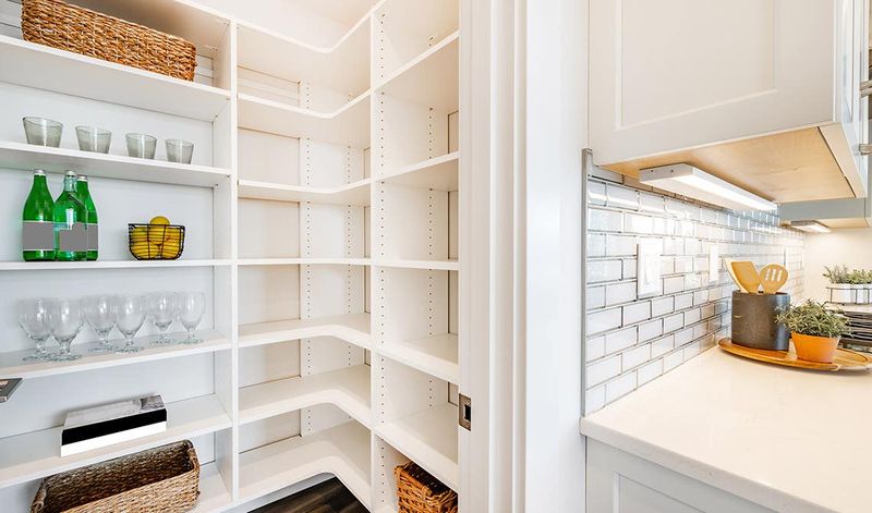 7 Authentic Texas Ranch Kitchens That Stand The Test Of Time - Decor Hint Pantry-Proud Provisions