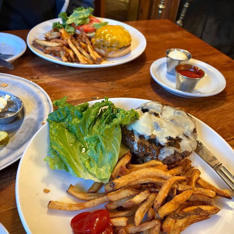 Hunter's Head Tavern: British Pub Meets Virginia Farm