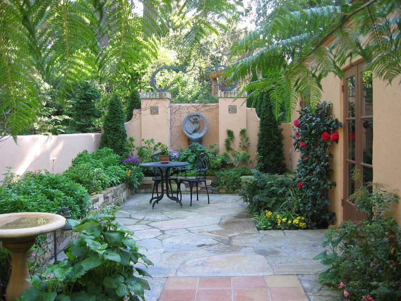 Pint-Sized Mediterranean Retreat