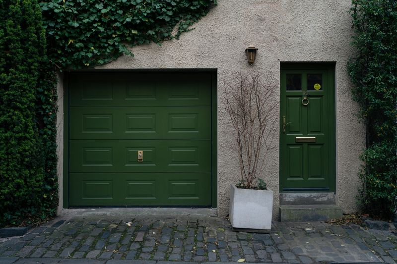 14 Common Security Mistakes That Can Compromise Your Property - Decor Hint Leaving Garage Door Openers In Vehicles