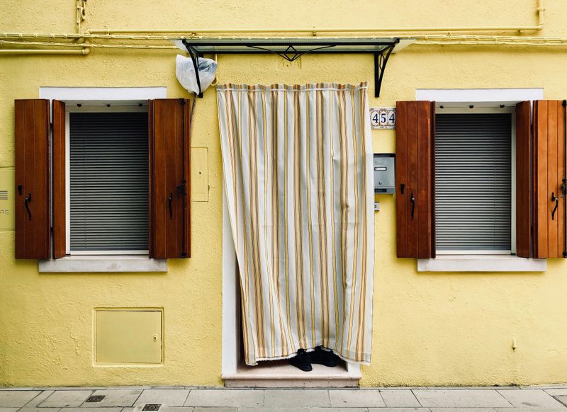 25 Home Features That Might Be Worth Updating For A Fresher Look - Decor Hint Exterior Siding Or Paint