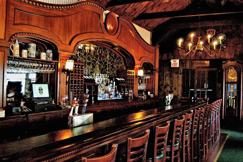 11 Classic Illinois Restaurants Seniors Can't Get Enough Of - Decor Hint The Village Tavern