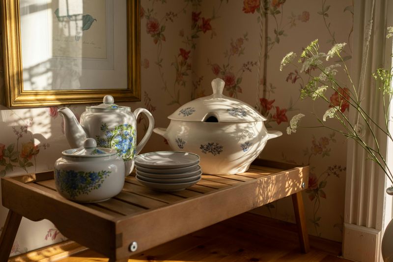 A Look At Interior Design Trends From The 1980s - Decor Hint Country Kitchen Charm