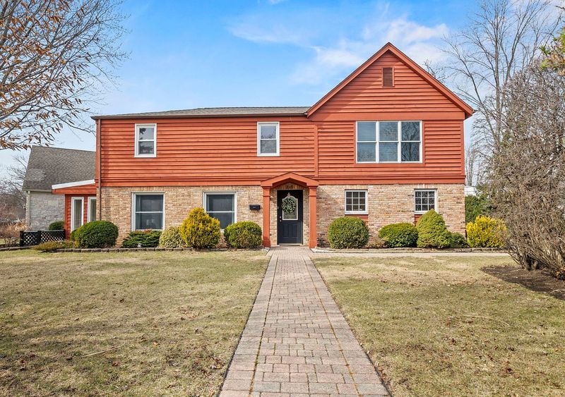 7 Suburban Illinois Homes Perfectly Blending Classic Charm & Modern Style - Decor Hint Arlington Heights Bungalow With Underground Expansion