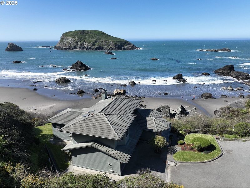 12 Oregon Coastal Homes With Breezy Timeless Style - Decor Hint Brookings Midcentury Gem