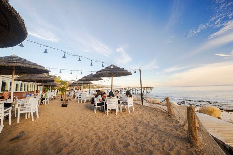 Burgers By The Beach In 12 Oceanfront Joints Along California's PCH - Decor Hint Paradise Cove Beach Café