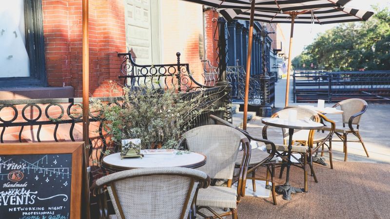 10 Outdoor Spots In Savannah That Could Make Boil Nights Feel Summery - Decor Hint The Shrimp Factory Patio Savannah, Georgia
