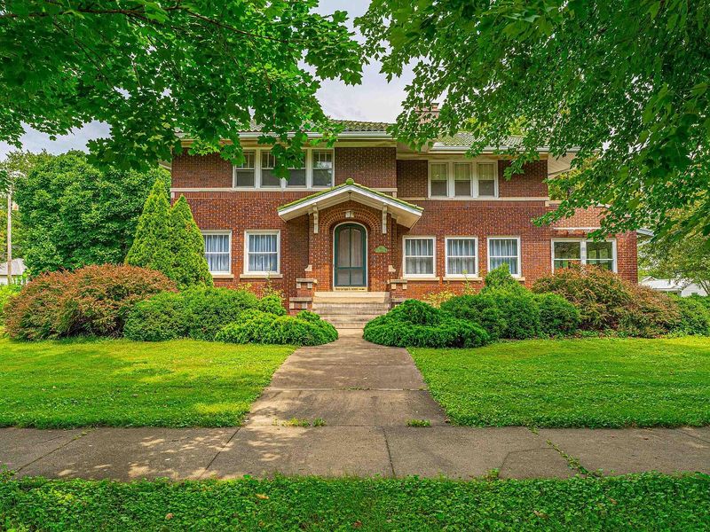 Mason City's Timeless Bungalow Haven