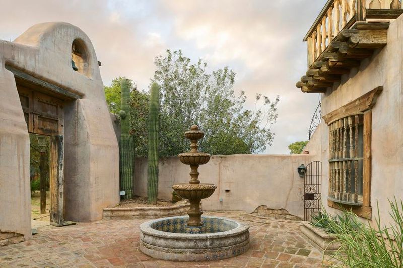 9 Phoenix Outdoor Rooms Designed In Earthborn Elegance With Reclaimed Elements - Decor Hint Hacienda Courtyard With Territorial Bricks