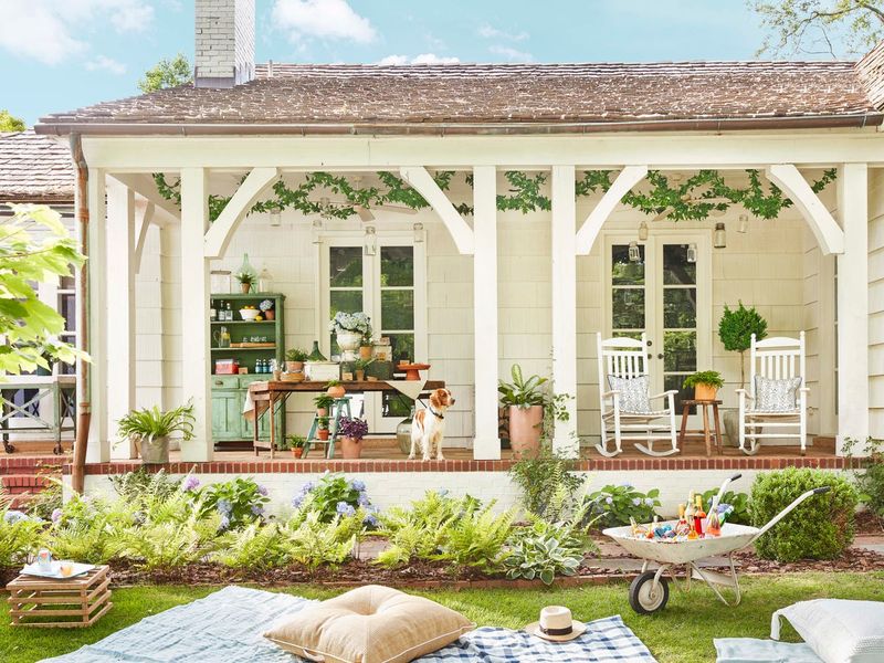 Classic Rocking Chairs With Texan Flair