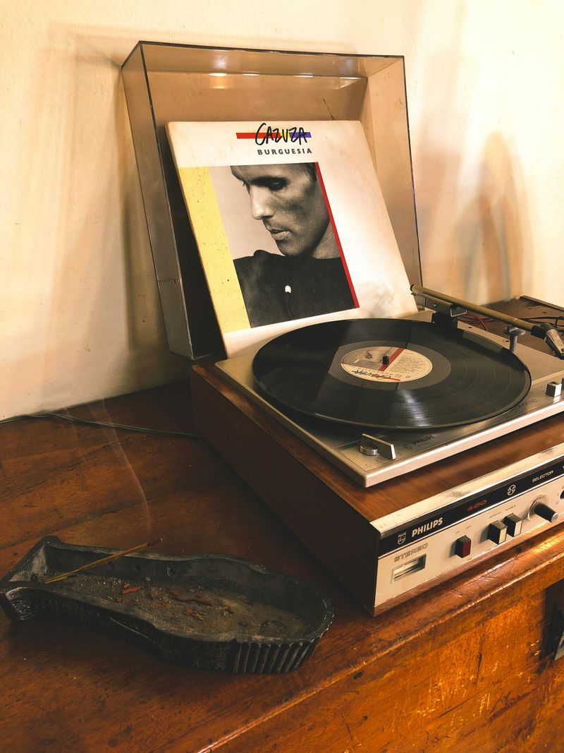 21 Simple Ways To Make Your Home Feel Cozier - Decor Hint Create A Subtle Soundscape