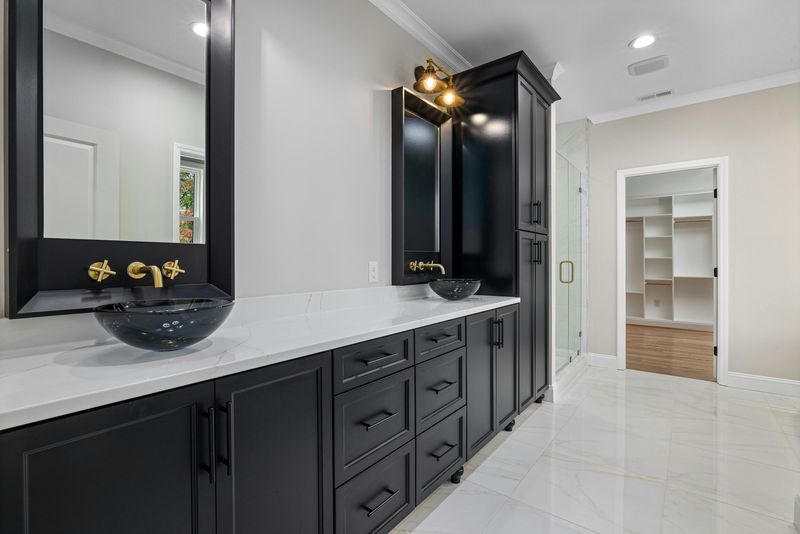 17 Tips That May Help You Achieve A Stunning Bathroom Look - Decor Hint Introduce metallic accents
