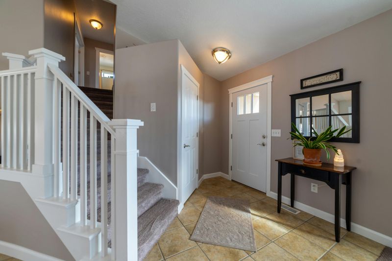 7 Things You Should Never Keep In A Small Entryway - Decor Hint Random Clutter Collections