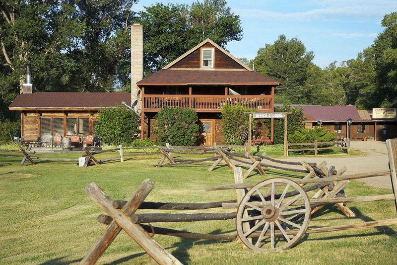 10 Wyoming Rustic Cabins With Views To Match Their Charm - Decor Hint Vee Bar Guest Ranch - Medicine Bow Forest Panorama