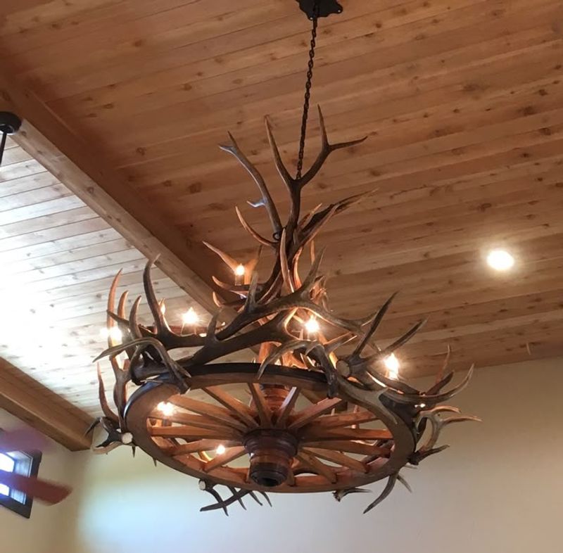 Antler Or Wagon Wheel Décor Used Creatively