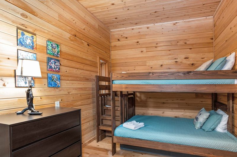 10 Utah Cabin Bunk Rooms That Grow With Kids - Decor Hint Altitude Adjustments In Alta