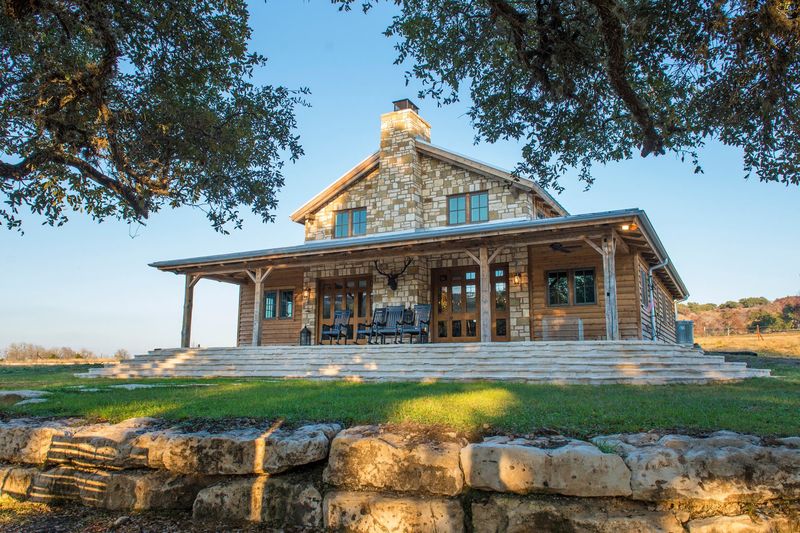 9 Texas Farmhouses That Blend Tradition And Modern Style - Decor Hint Rustic Ranch Reimagined