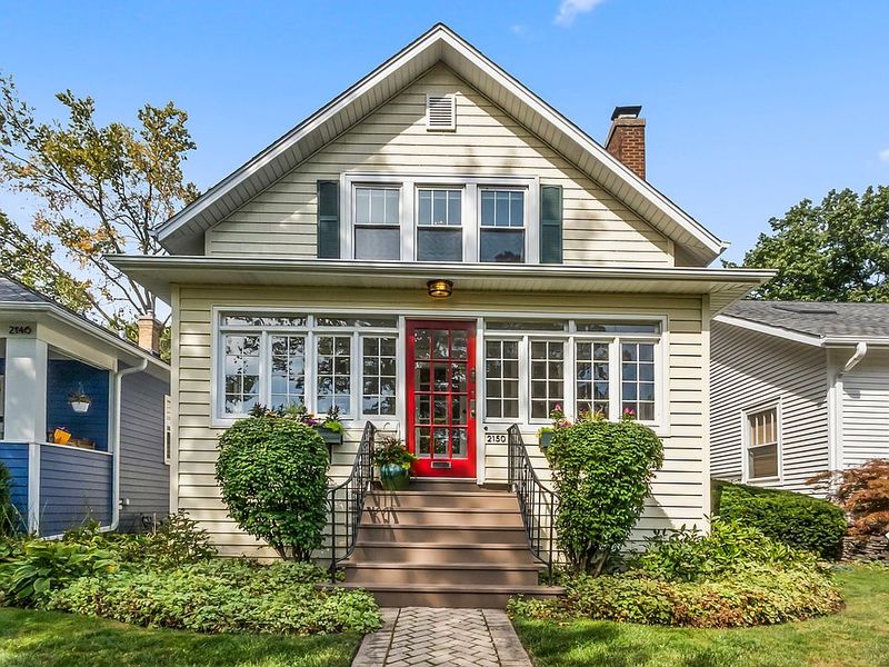 7 Suburban Illinois Homes Perfectly Blending Classic Charm & Modern Style - Decor Hint Evanston Craftsman With Floating Staircase