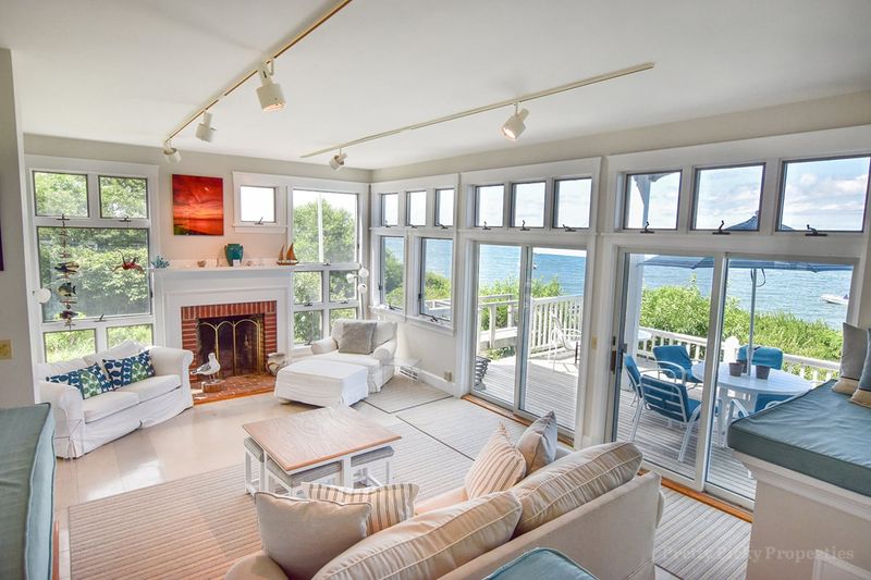 10 Cape Cod Cottages With Interiors That Sell The View - Decor Hint Beachfront Summer Homes At Town Neck Beach