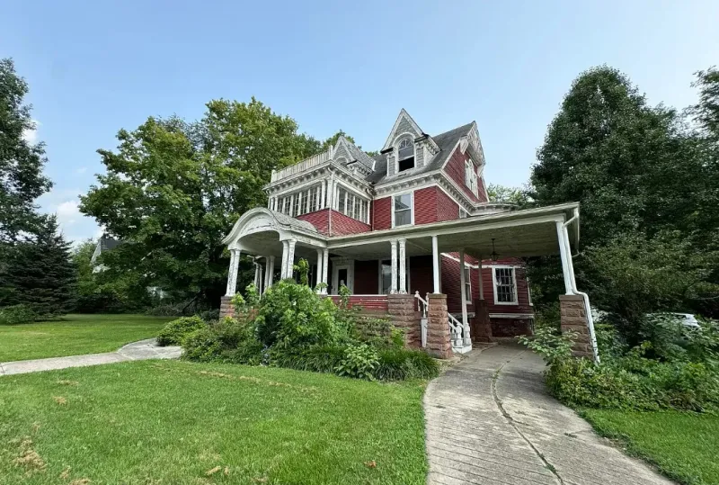 7 Farmhouses In Illinois That Prove Rustic Can Still Feel Fresh - Decor Hint Restoration-Ready Farmhouse