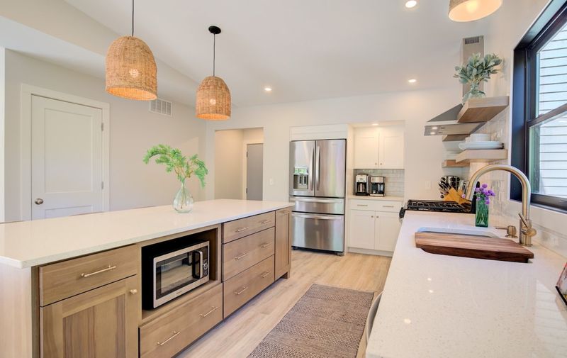 10 Kitchens In Michigan Lake Homes That Might Make The View The Star - Decor Hint Saugatuck Dunes Kitchen