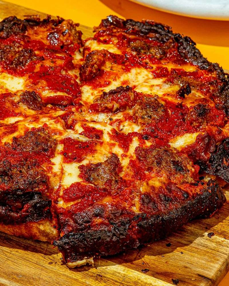10 Local Looking Deep Dish Slice Shops In Illinois You Might Want To Try - Decor Hint Pequod's Pizza – Caramelized Crust Perfection
