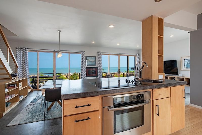 10 Kitchens In Michigan Lake Homes That Might Make The View The Star - Decor Hint Leelanau Peninsula Lake Kitchen